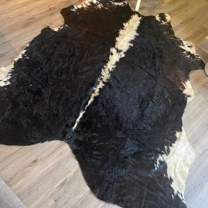 I’m selling this beautiful cow skin rug.